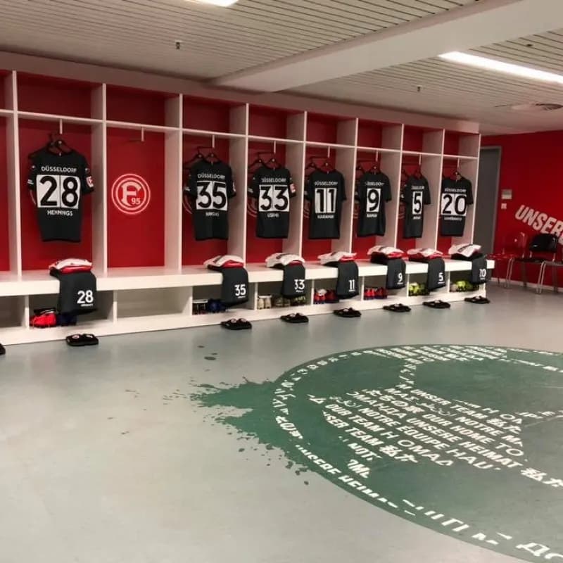 Kabine von Fortuna Düsseldorf mit aufgehängten Trikots