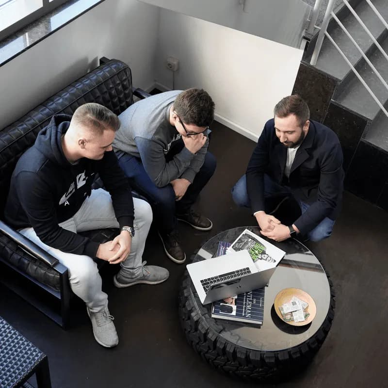 Das nextlevels Team bei der Projektbesprechung im Büro