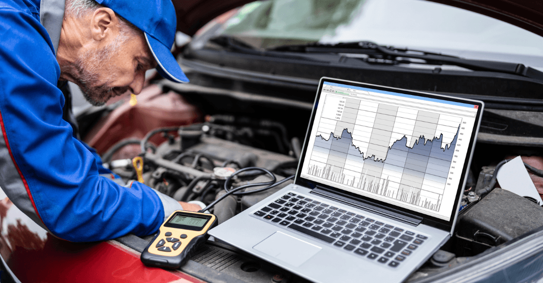 Kfz-Sachverständiger bei der Diagnose